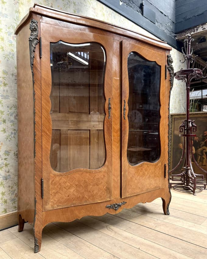 Louis XV-style display case 1