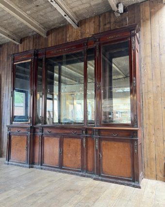 Empire-style showcase