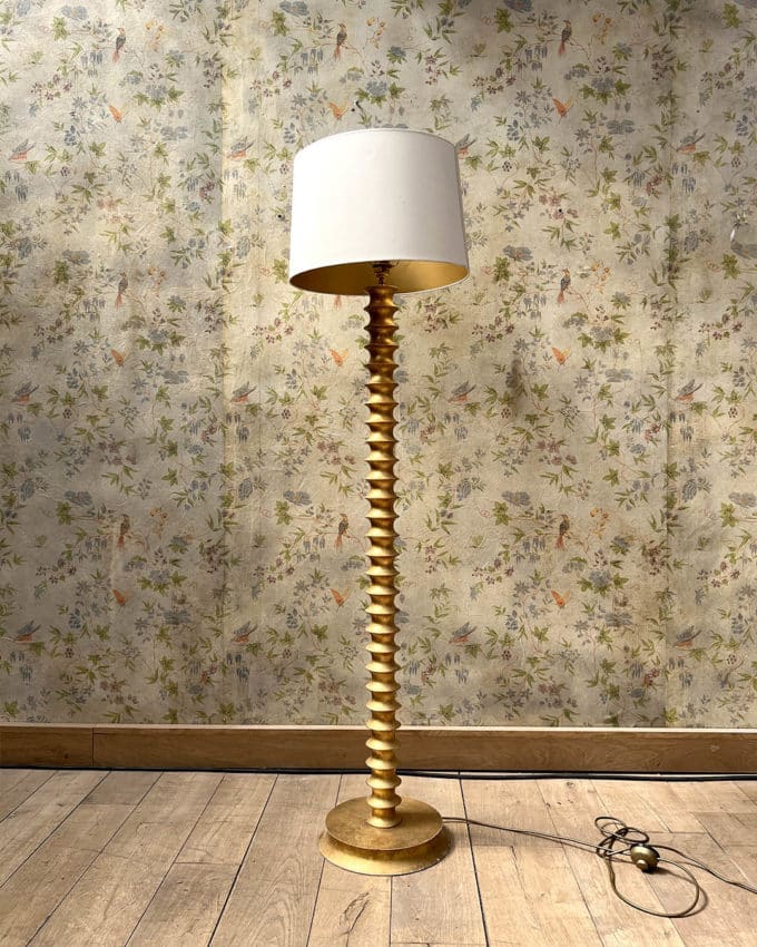 Lampadaire à pied cannelé en bois laqué doré Porta Romana