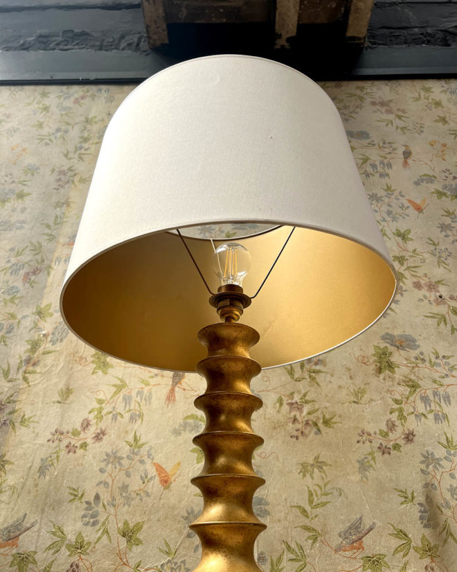 Lampadaire à pied cannelé en bois laqué doré Porta Romana
