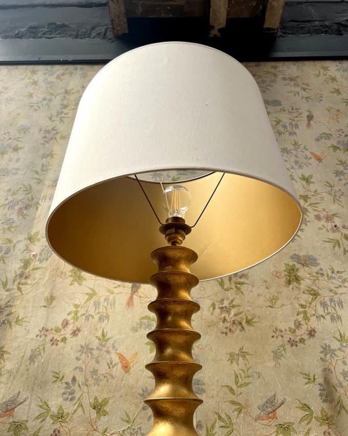 Lampadaire à pied cannelé en bois laqué doré Porta Romana