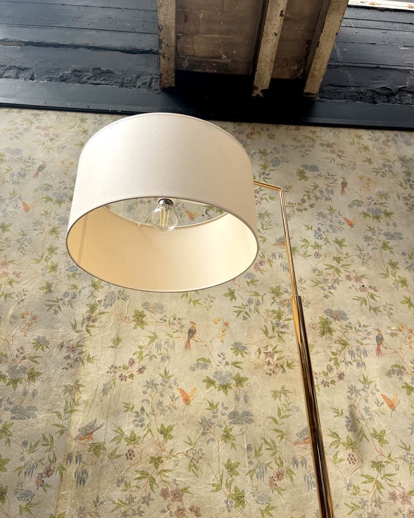 Halogen floor lamp in gold-plated metal