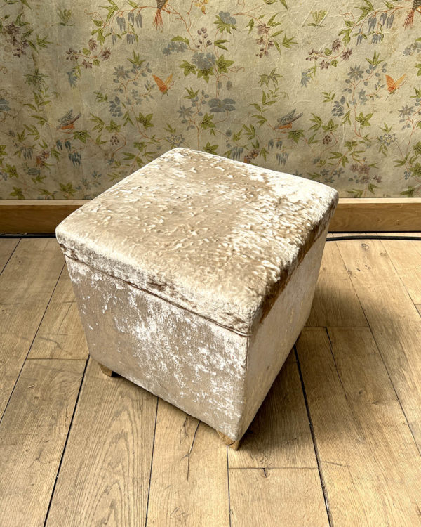 Suite de trois poufs carrés