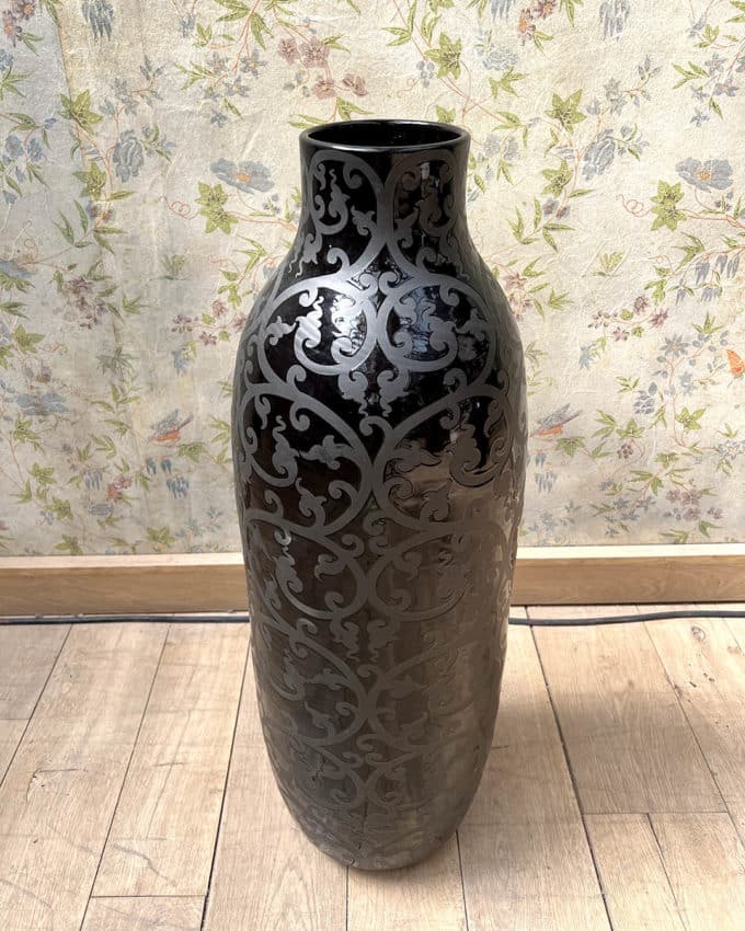Large ovoid vase in black lacquered ceramic