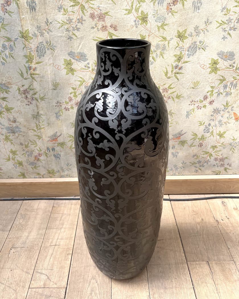 Large ovoid vase in black lacquered ceramic