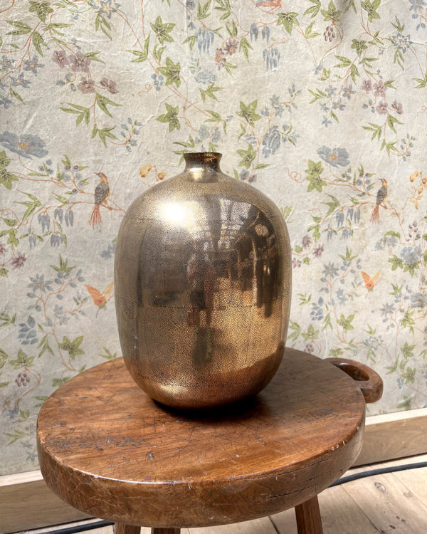 Vases en céramique dorée effet galuchat