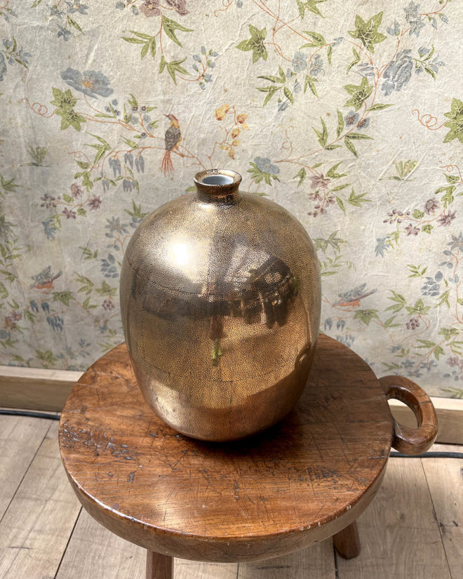 Vases en céramique dorée effet galuchat