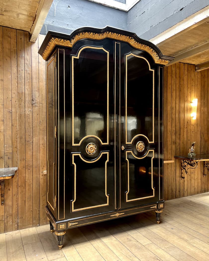Grande armoire en bois noirci et bois doré
