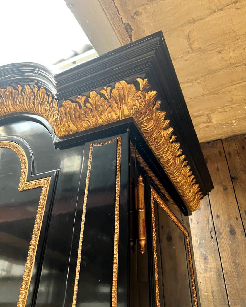 Grande armoire en bois noirci et bois doré