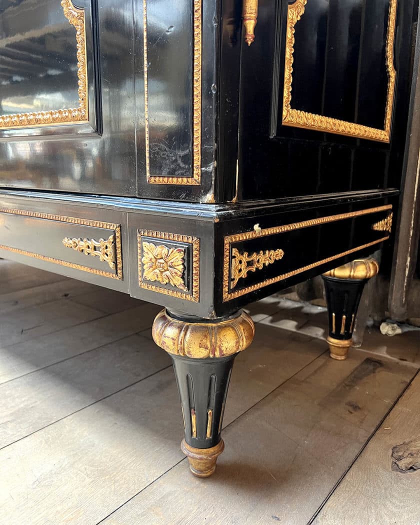 Grande armoire en bois noirci et bois doré