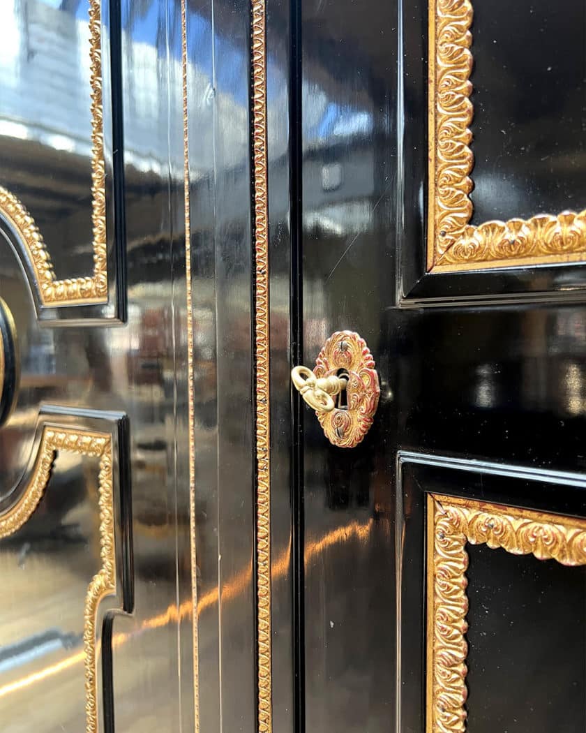 Grande armoire en bois noirci et bois doré