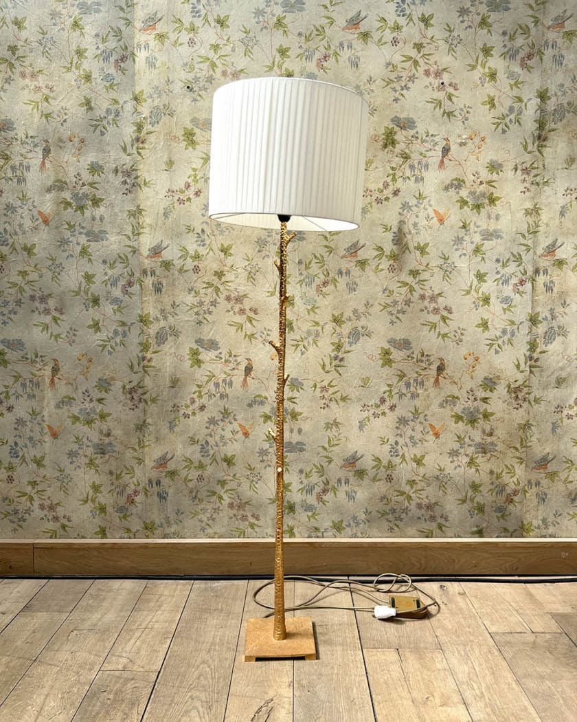 Un lampadaire en métal martelé doré