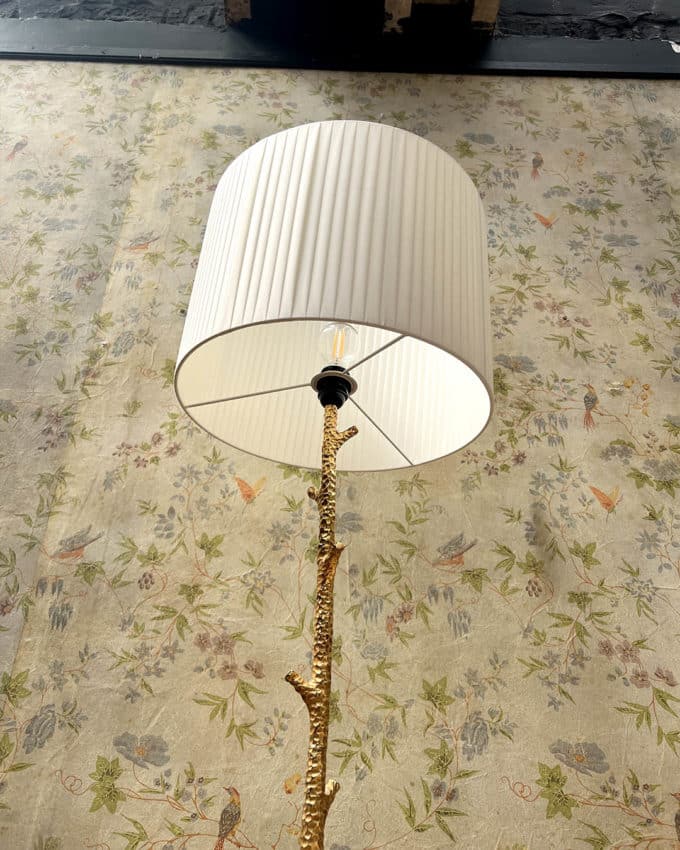 Un lampadaire en métal martelé doré