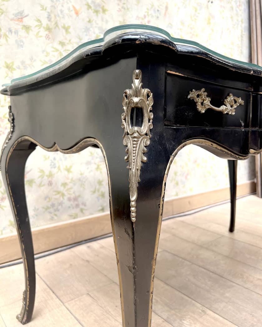 Bureau plat en bois noirci et doré de forme mouvementée