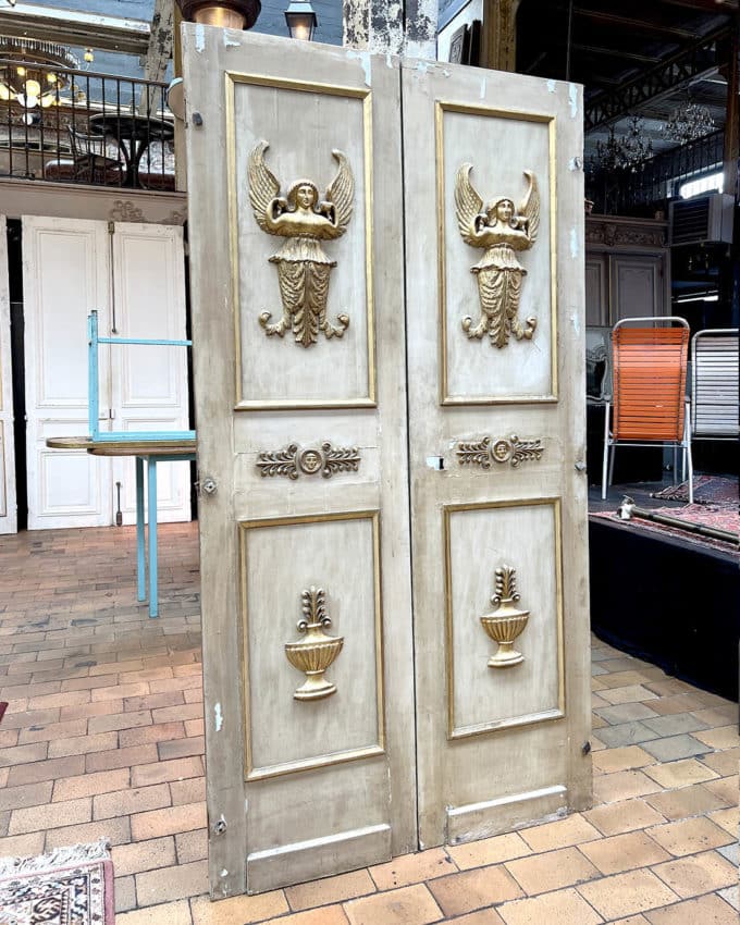 Double porte de placard d'esprit Empire