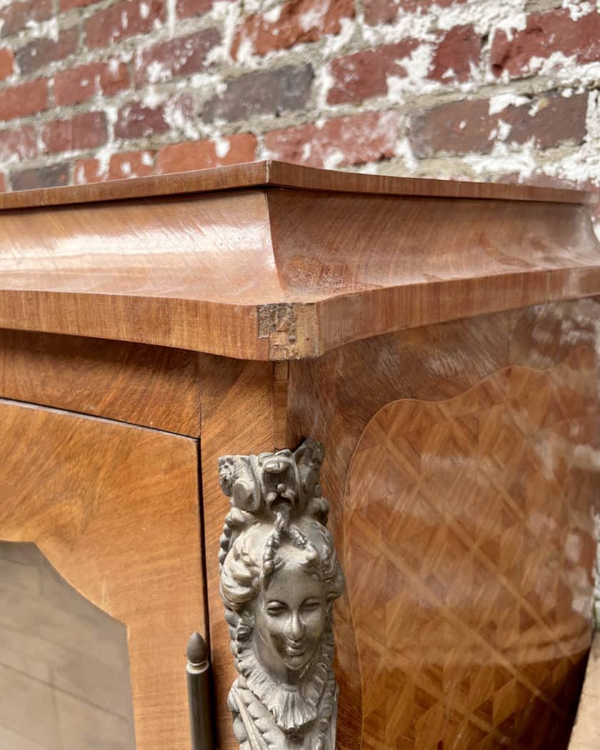Vitrine de style Louis XV avec ses bronzes d’origine