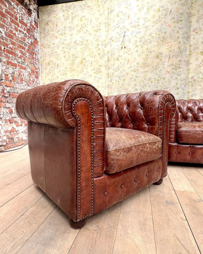 Salon chesterfield avec un canapé et deux fauteuils