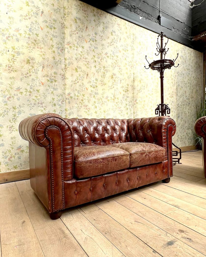 Salon chesterfield avec un canapé et deux fauteuils