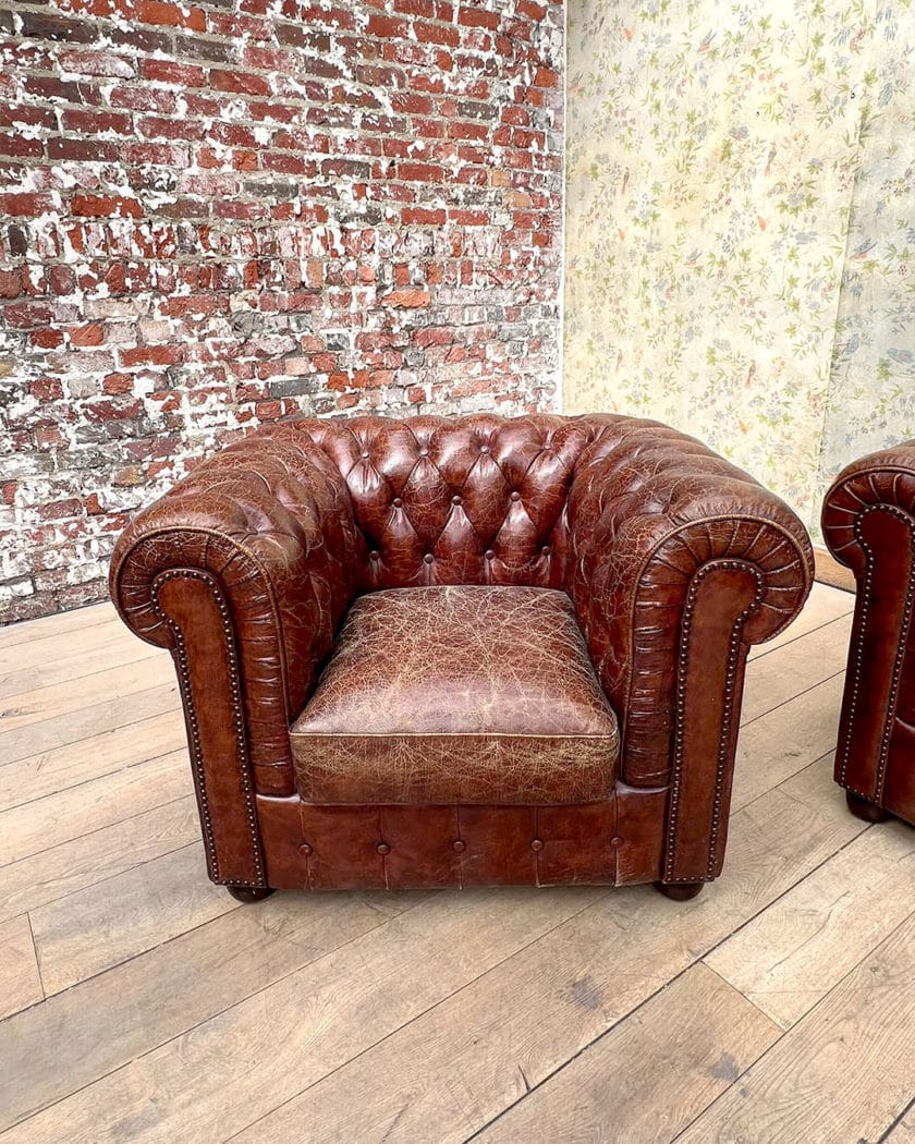 Salon chesterfield avec un canapé et deux fauteuils