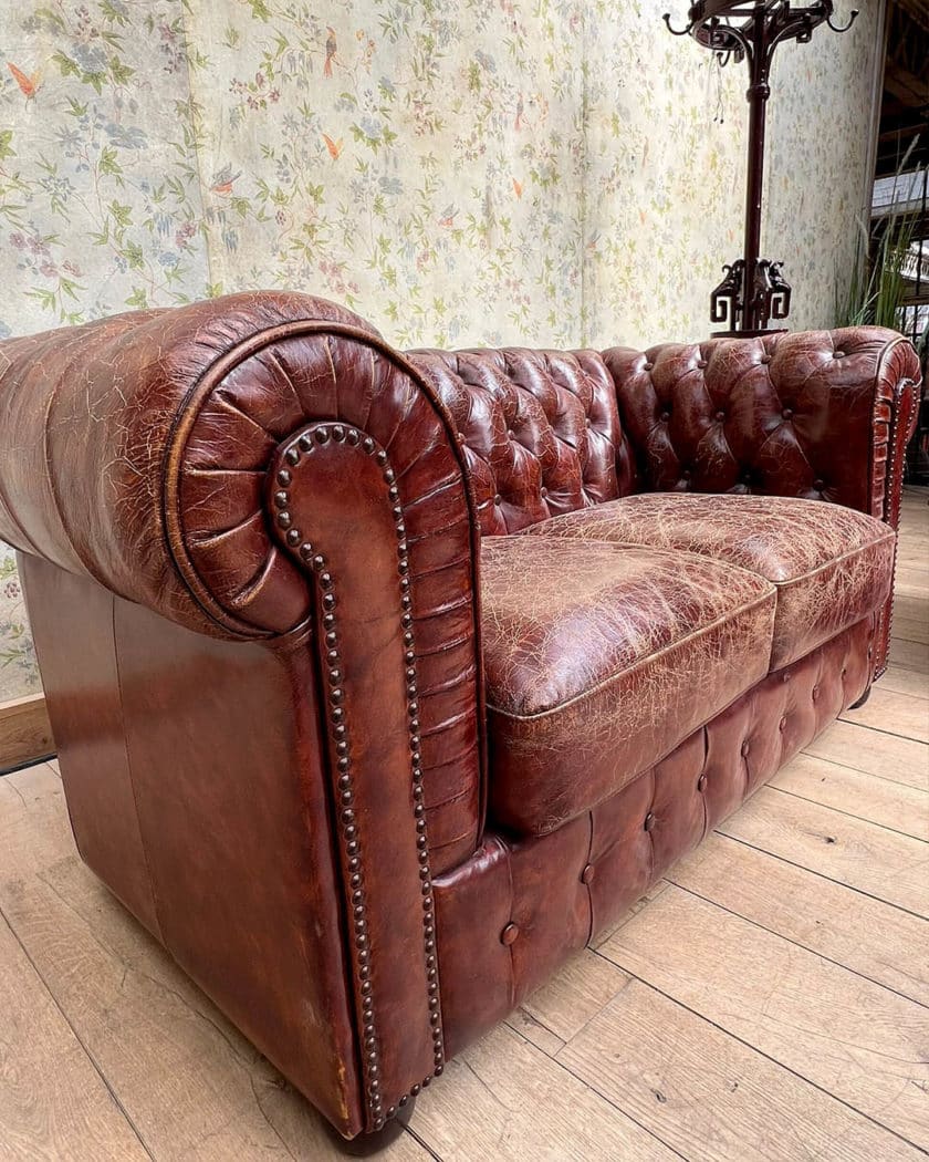 Salon chesterfield avec un canapé et deux fauteuils