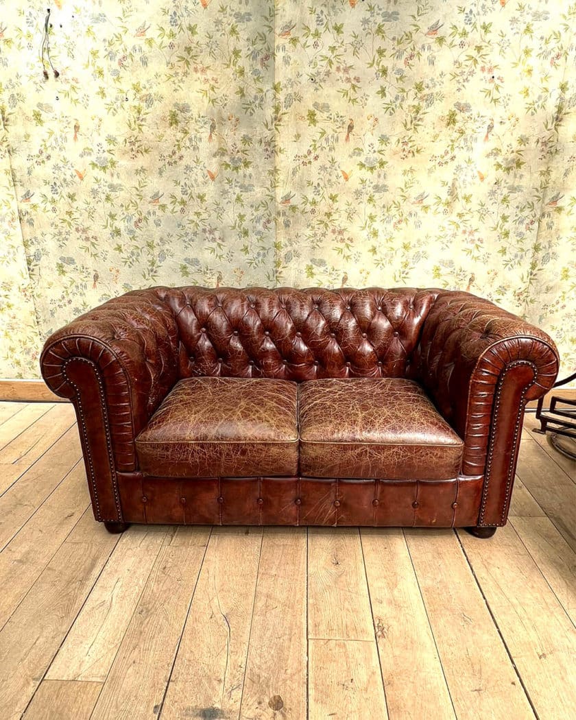 Salon chesterfield avec un canapé et deux fauteuils