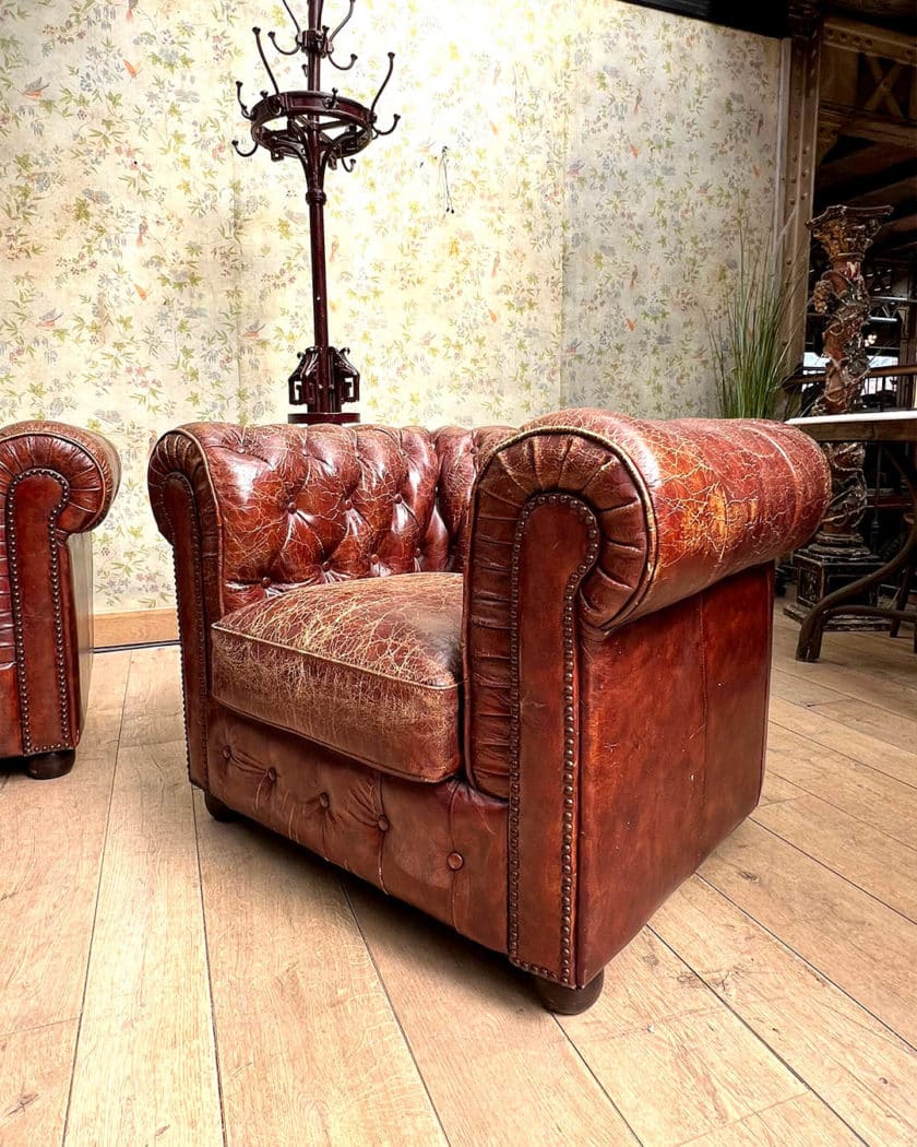 Salon chesterfield avec un canapé et deux fauteuils