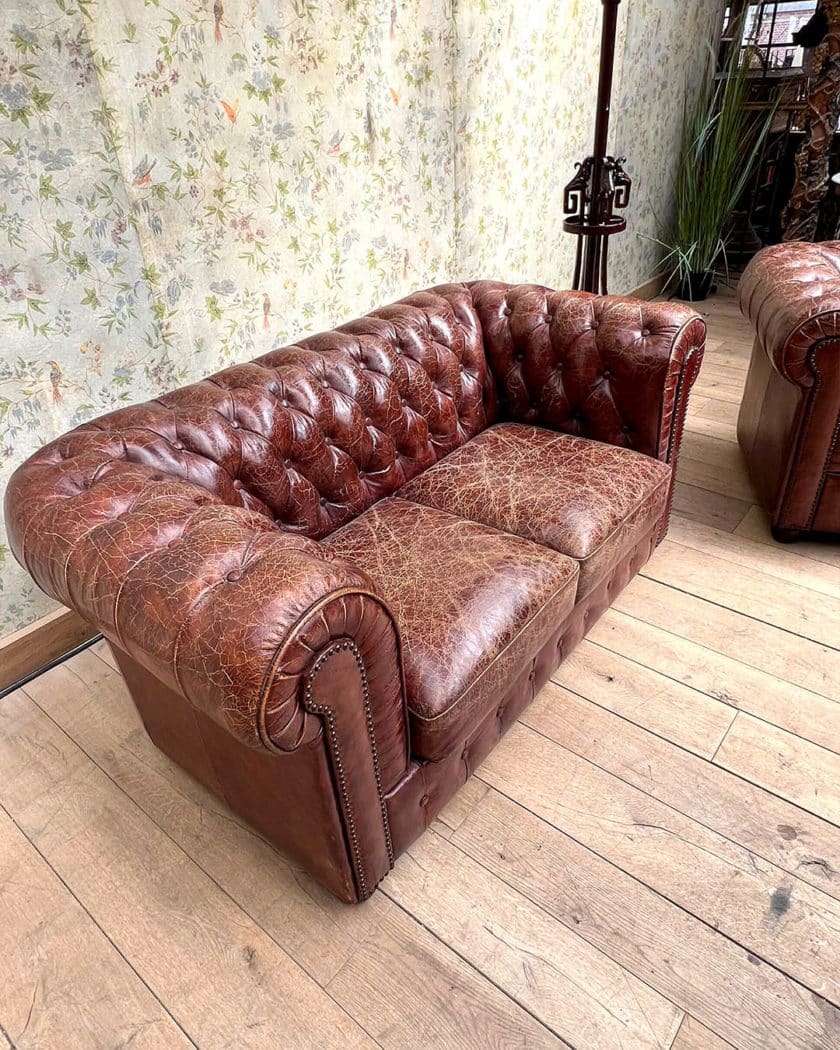 Salon chesterfield avec un canapé et deux fauteuils