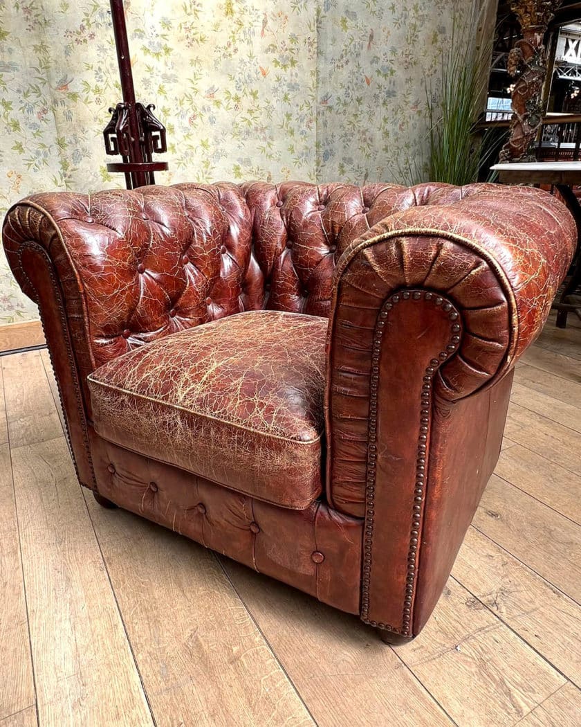 Salon chesterfield avec un canapé et deux fauteuils