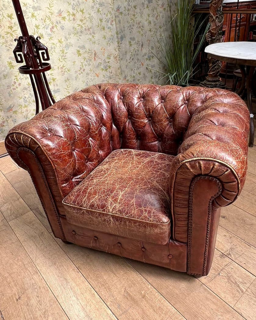 Salon chesterfield avec un canapé et deux fauteuils