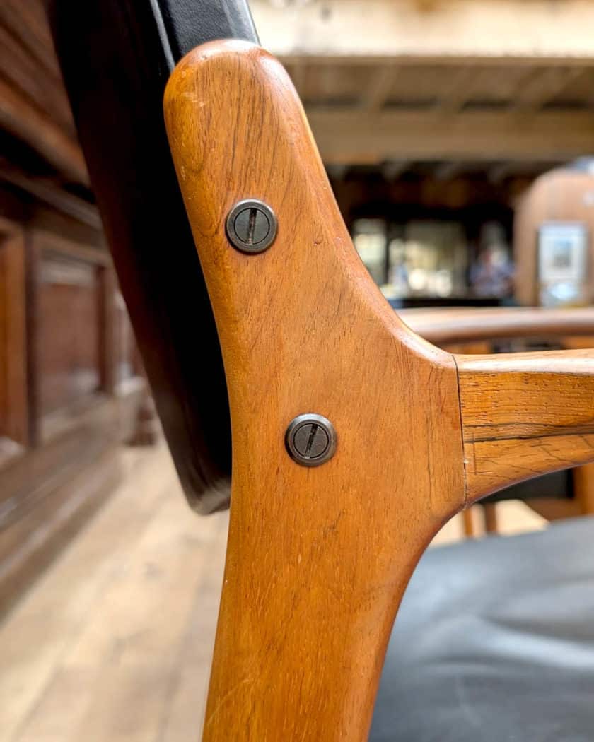 fauteuils par Gondo Gravese details
