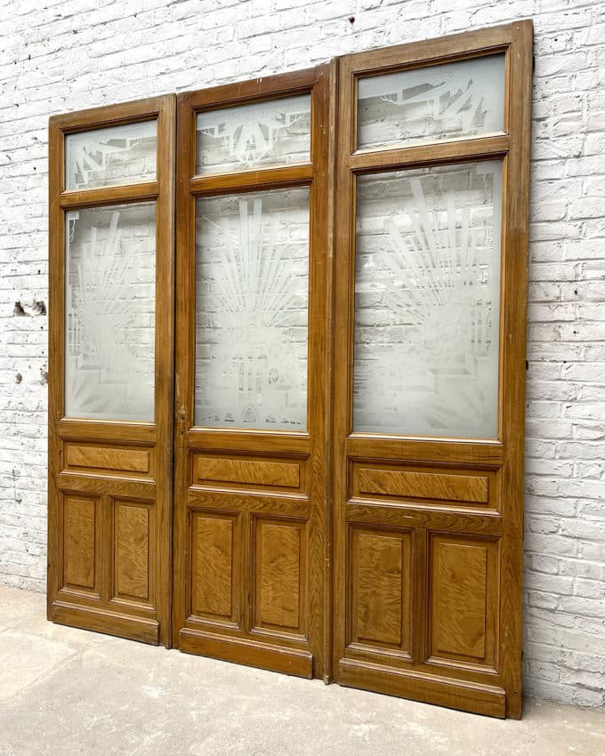 Tryptique of engraved glass doors
