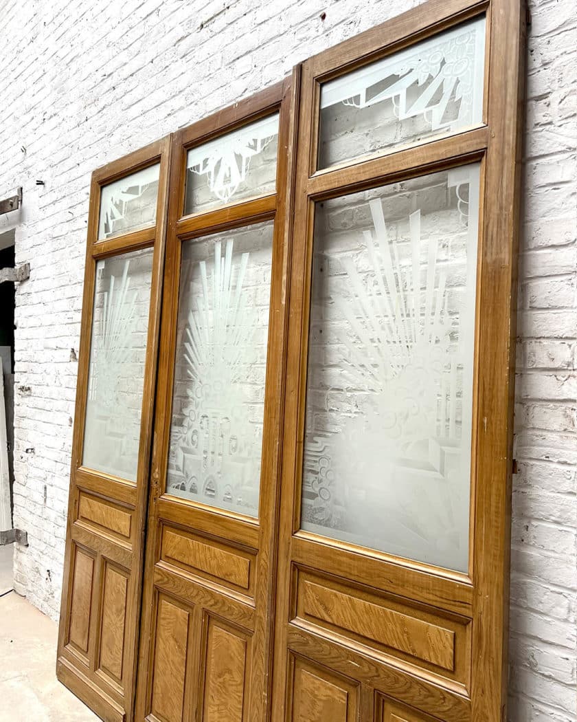 Tryptique engraved glass doors side
