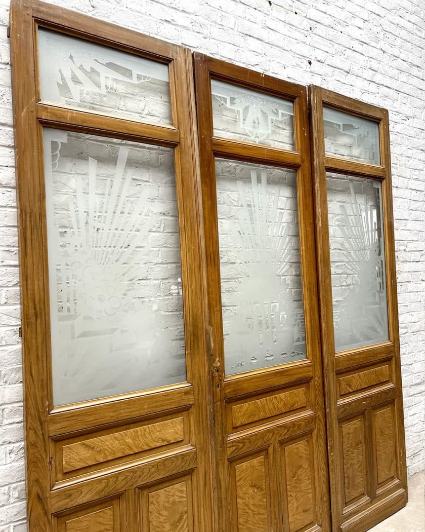 Tryptique engraved glass doors side 1