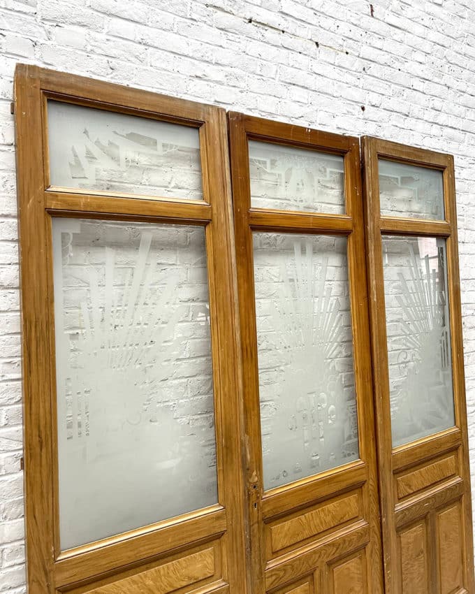 Tryptique engraved glass doors top