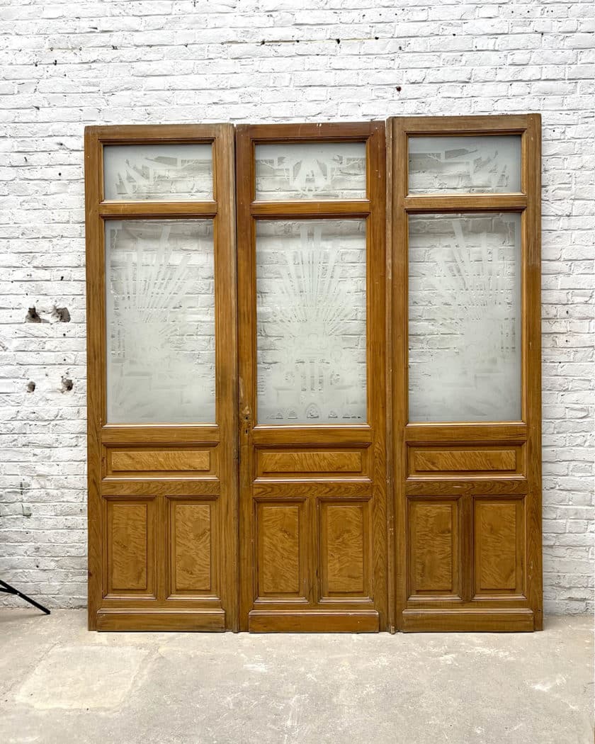 Tryptique of engraved glass doors front