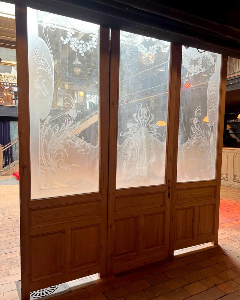 Triptic glass door back