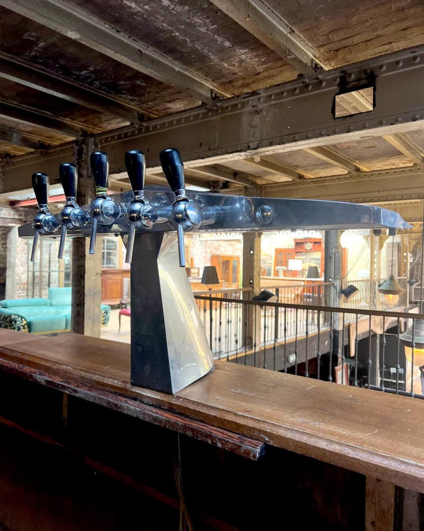 Grand bar contemporain details back