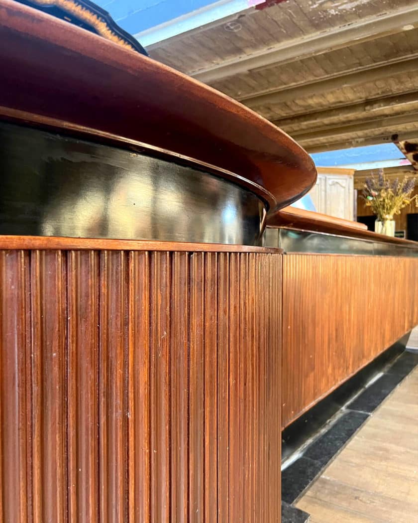 Grand bar contemporain zoom