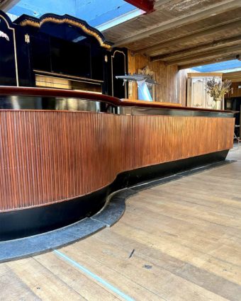 Large contemporary front bar