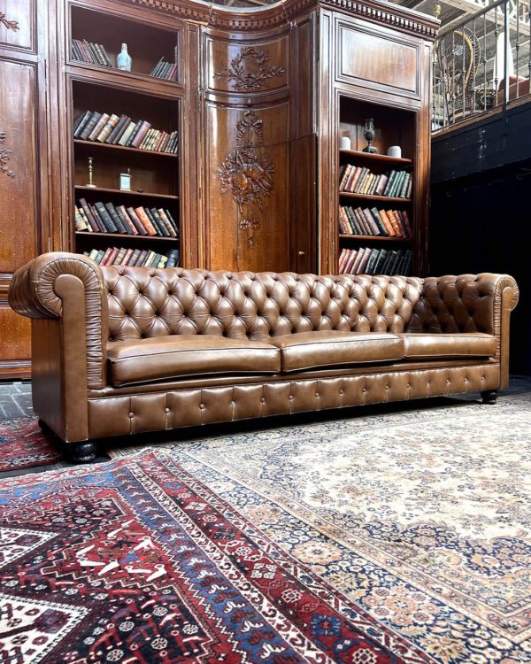 Canapé chesterfield en cuir capitonné