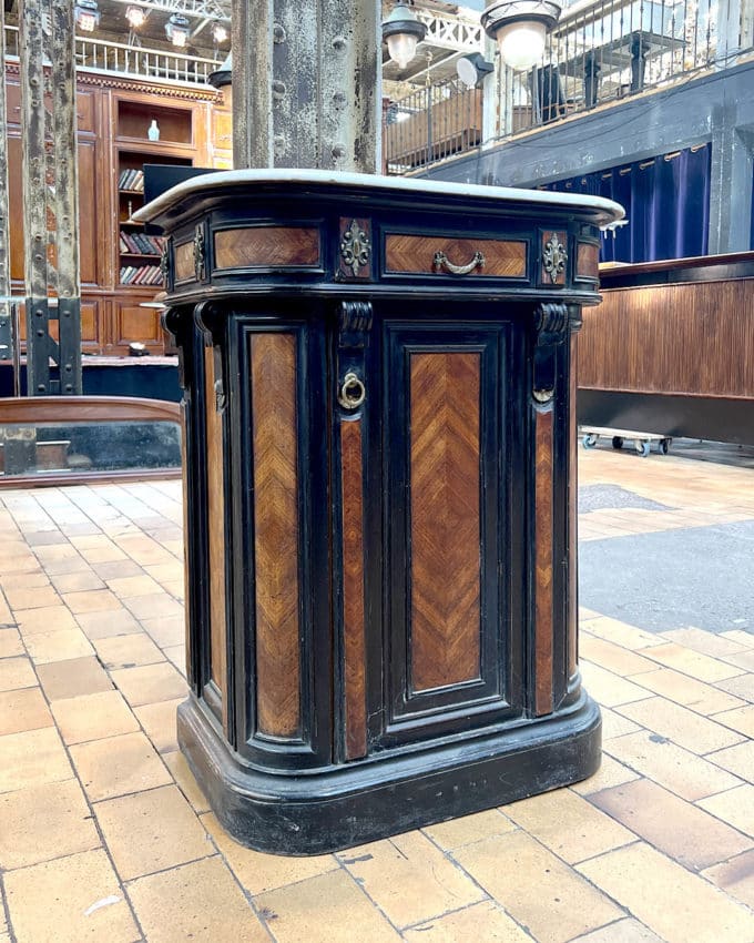 Meuble d'appui en bois noirci