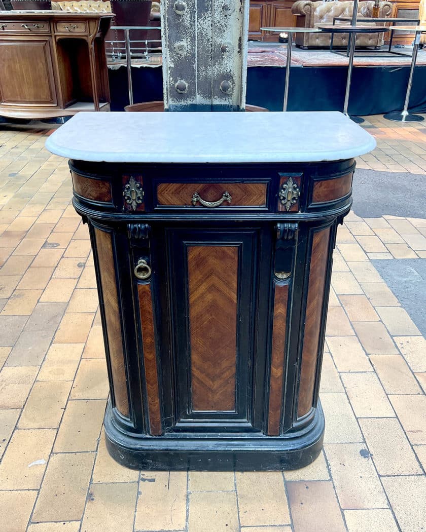Meuble d'appui en bois noirci