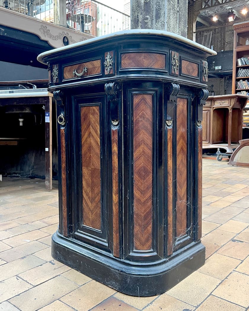 Meuble d'appui en bois noirci