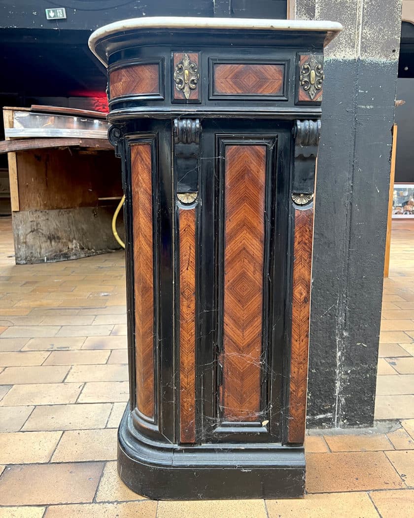 Meuble d'appui en bois noirci