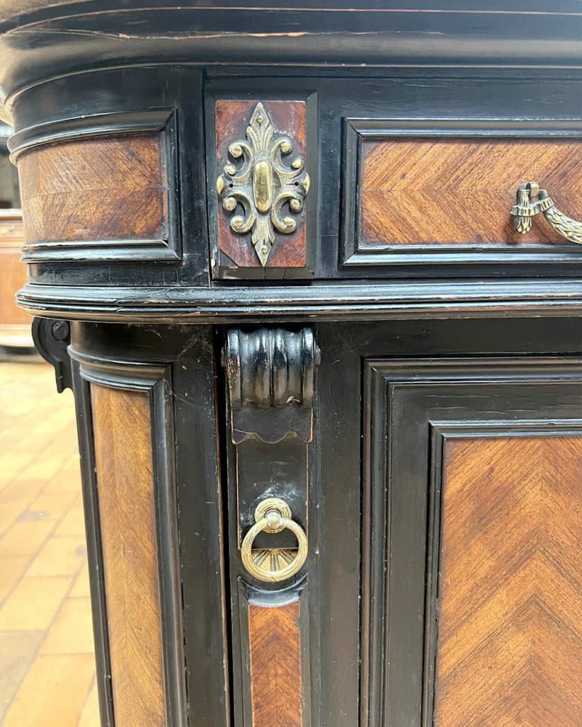 Meuble d'appui en bois noirci