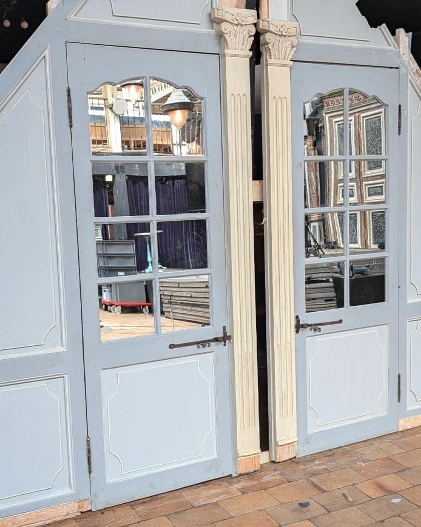 Under-slope panelling with two side doors