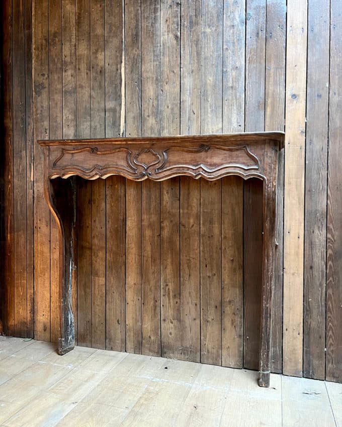 Cheminée en chêne d'esprit Louis XV