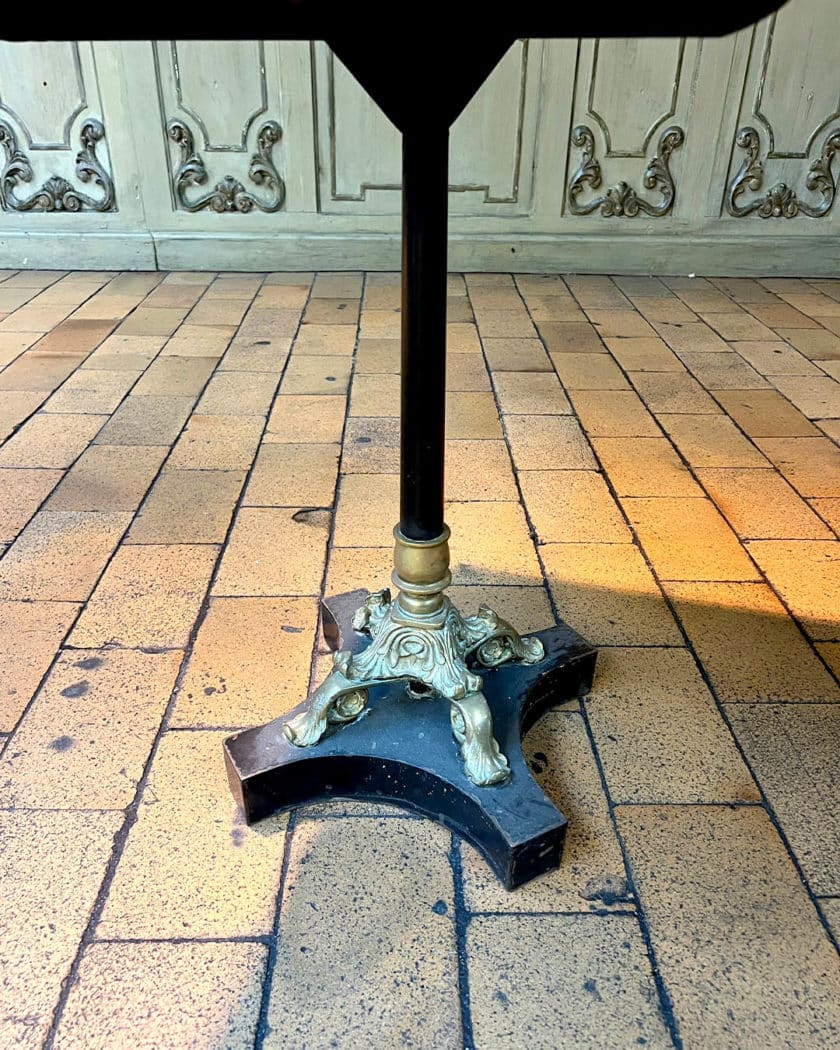 Paire de tables carrées en métal en bronze doré feet