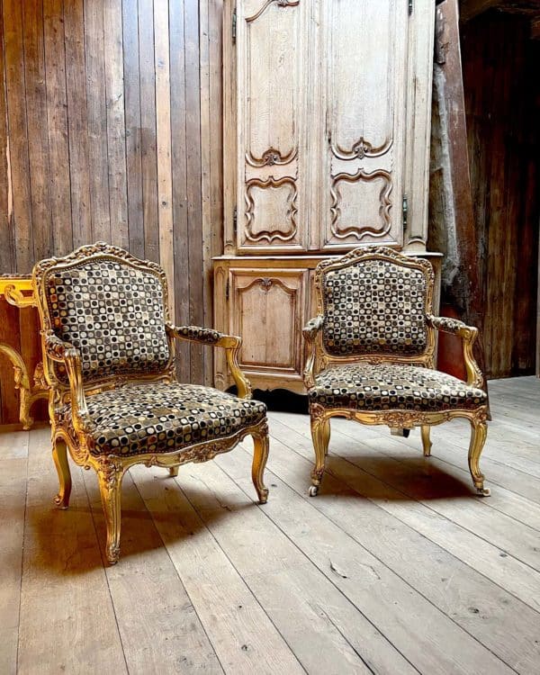 Paire de fauteuils en bois naturel mouluré et sculpté