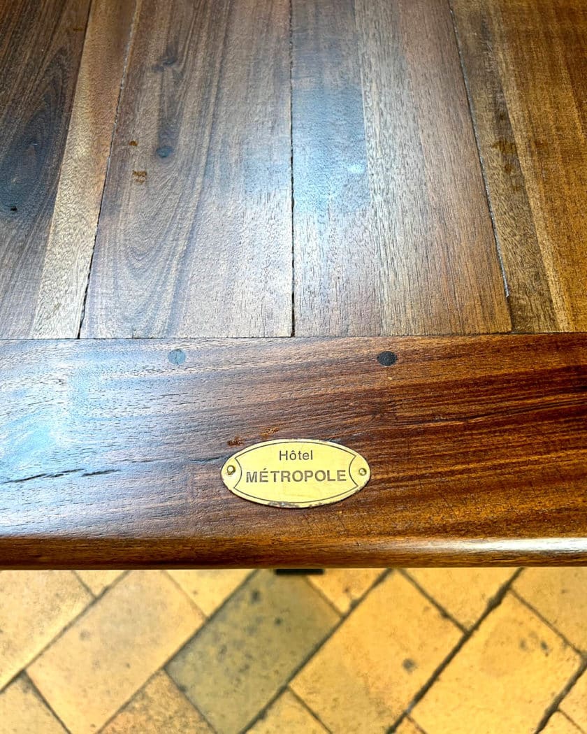 Table piètement en bois peint en noir zoom